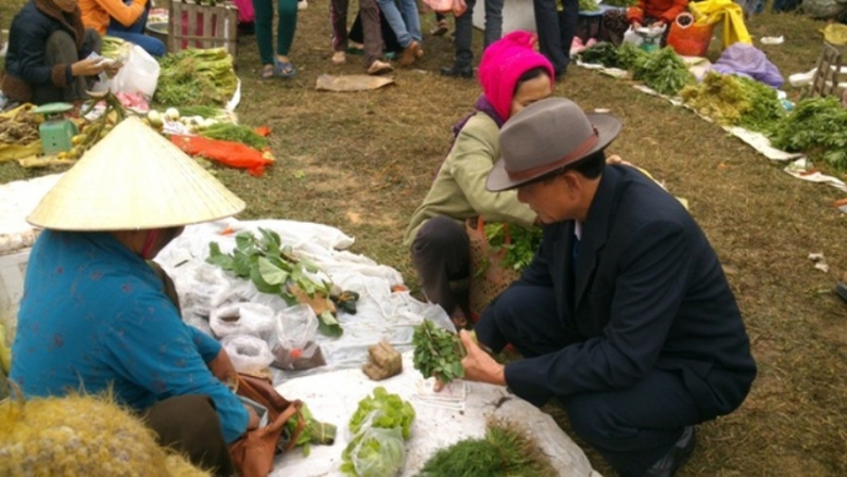 Nhiều người vẫn đến chợ mua b&aacute;n mong kiếm lộc về n