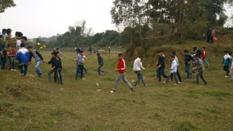 Thanh ni&ecirc;n đang d&agrave;n trận để chuẩn bị n&eacute;m c&agrave; chua