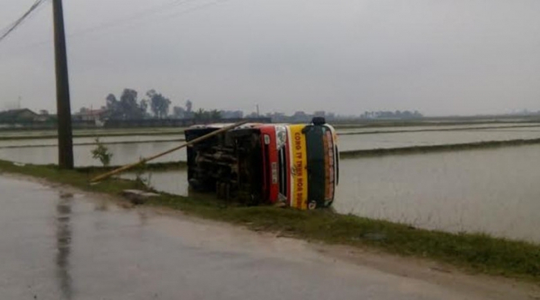 Xe-b&uacute;y-lao-xuống-ruộng-h&agrave;nh-kh&aacute;ch-hoảng-loạn