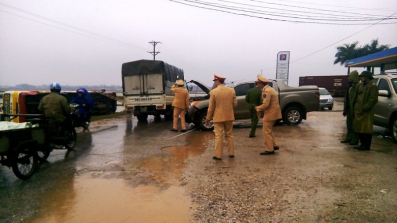 xe-bu&yacute;t-lao-xuống-ruộng-l&uacute;a-h&agrave;nh-kh&aacute;ch-hoảng-loạn.