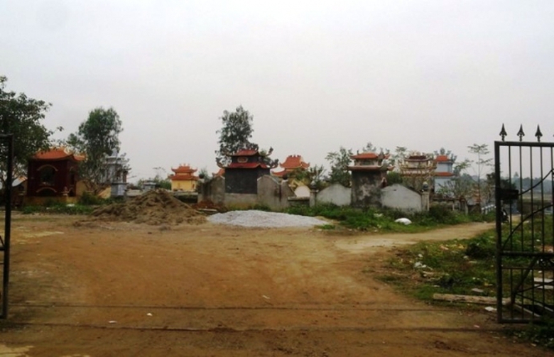 T&aacute;- hỏa- ph&aacute;t- hiện- ng&ocirc;i- mộ- mới- ch&ocirc;n- cất- bị-