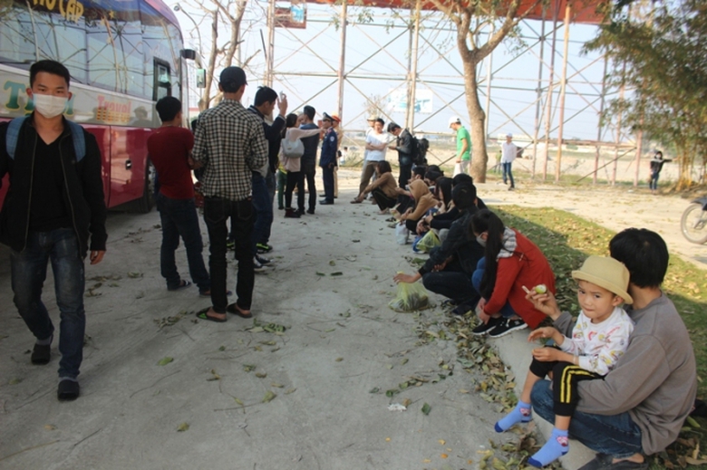 Bắt- xe- kh&aacute;ch- 46 -chỗ -nhồi- 71- người (1)