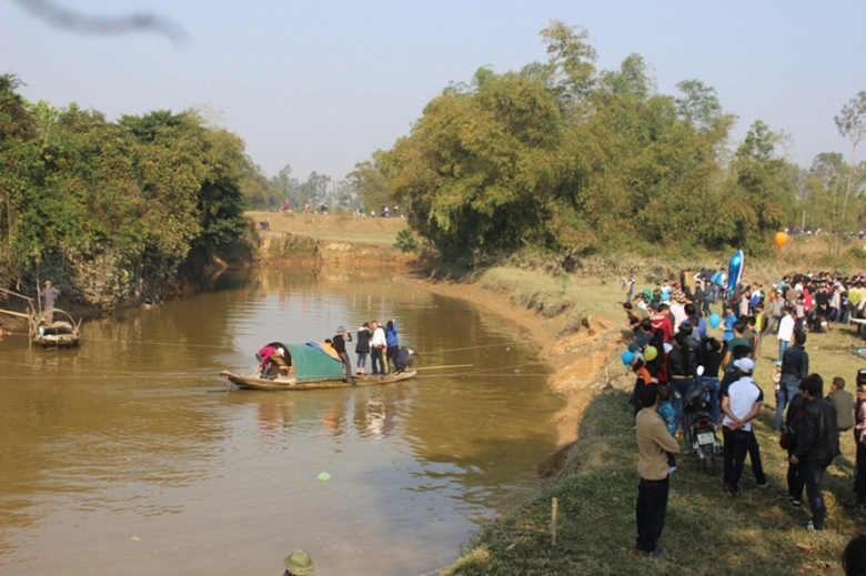Đầu- năm- đi -chợ- choảng- nhau- cầu- may.jpg6