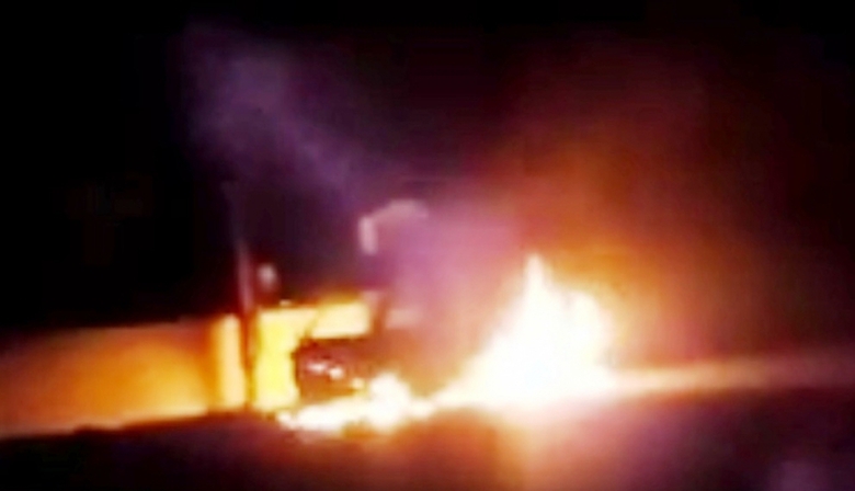 Xe -tải- bỗng- dưng- bốc- ch&aacute;y- 2- bố- con- tho&aacute;t-