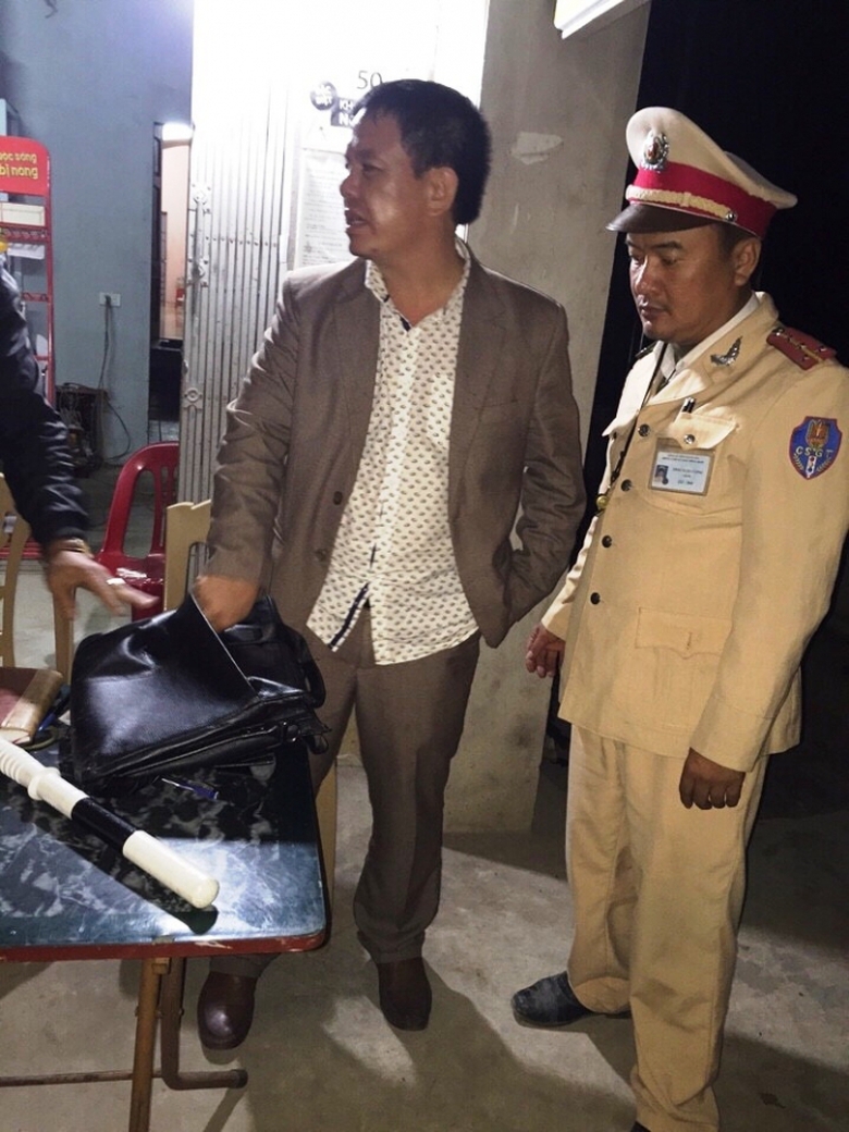 Kiểm- tra- xe- vi- phạm- giao- th&ocirc;ng- l&ograve;i- ra- ma 