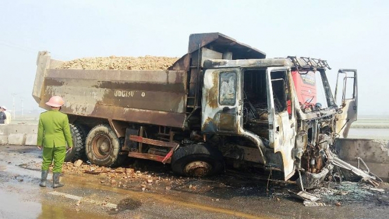 Xe -tải- h&uacute;c- dải- ph&acirc;n- c&aacute;ch- rồi- ch&aacute;y -ng&ugrave;n- ng