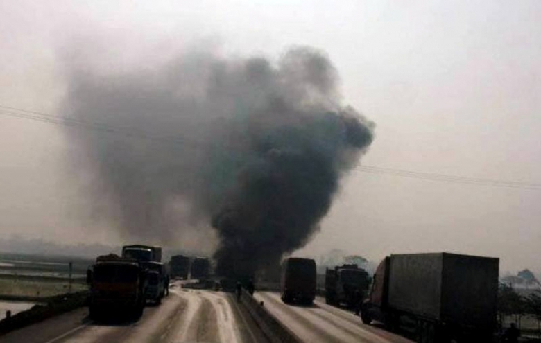 Xe -tải- h&uacute;c- dải- ph&acirc;n- c&aacute;ch- rồi- ch&aacute;y -ng&ugrave;n- ng