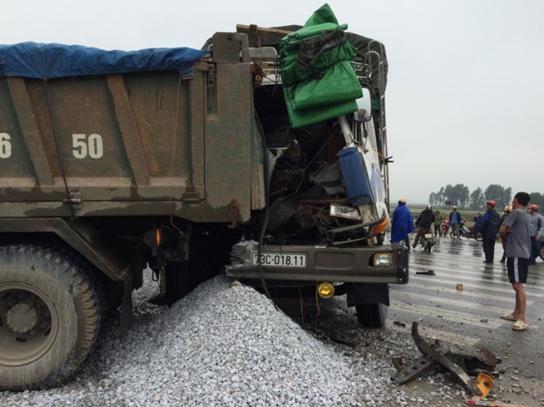 Xe -tải- n&aacute;t- đầu- sau- c&uacute;- h&ocirc;n- đu&ocirc;i.jpg2