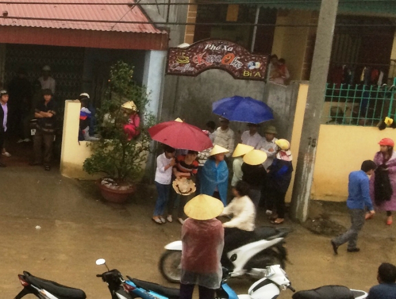 Cảnh- s&aacute;t- h&oacute;a -trang- ập- v&agrave;o- qu&aacute;n- Cafe- bắt- g