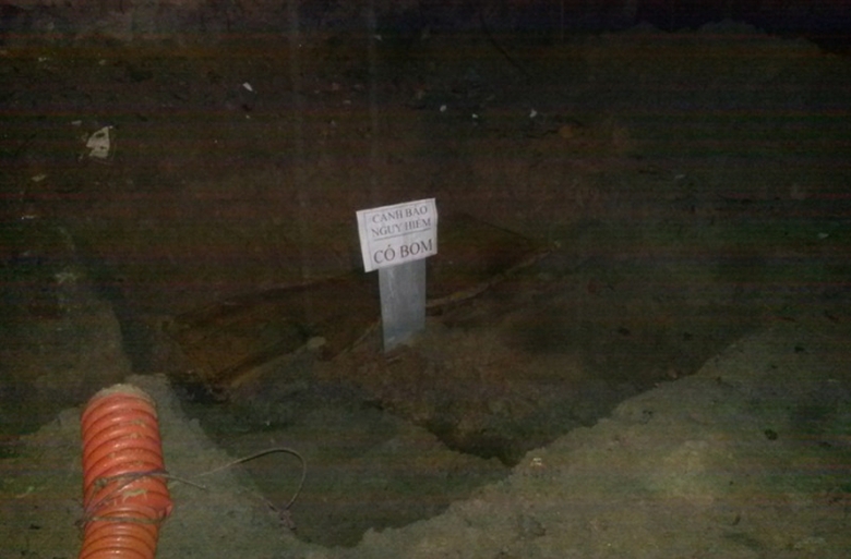 Đ&agrave;o- r&atilde;nh- ch&ocirc;n- d&acirc;y- điện- ph&aacute;t- hiện- quả- bom.j