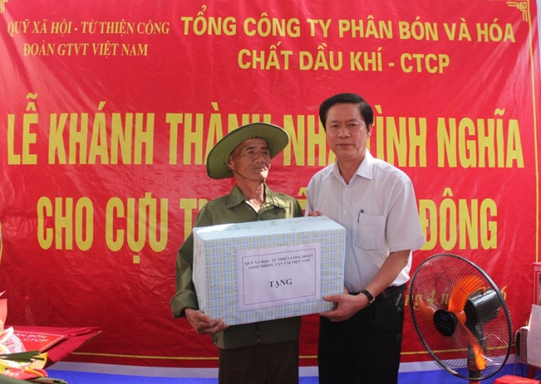 C&ocirc;ng- đo&agrave;n- GTVT- Việt- Nam - phối- hợp- trao- nh&agrave;