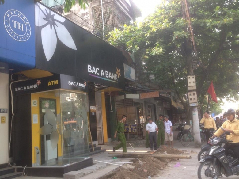 Một- bảo- vệ- chi- nh&aacute;nh- ng&acirc;n- h&agrave;ng- bị- cửa- cuố