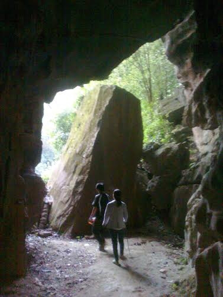 3-phu-v&agrave;ng-bị-kẹt-trong-hang-kịt (1)