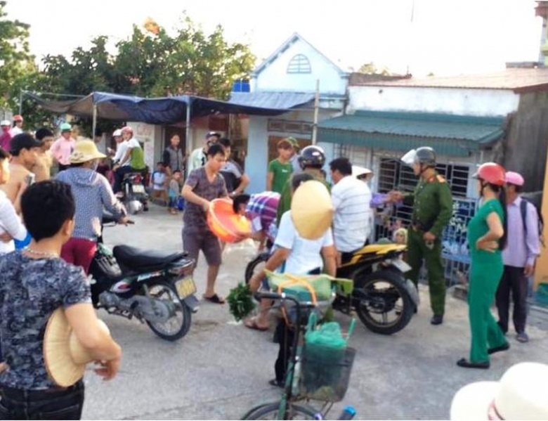 tạm-ddinhf0chir02-c&ocirc;ng-an-xịt-hơi-cay-v&agrave;o-mặt-d&acirc;n