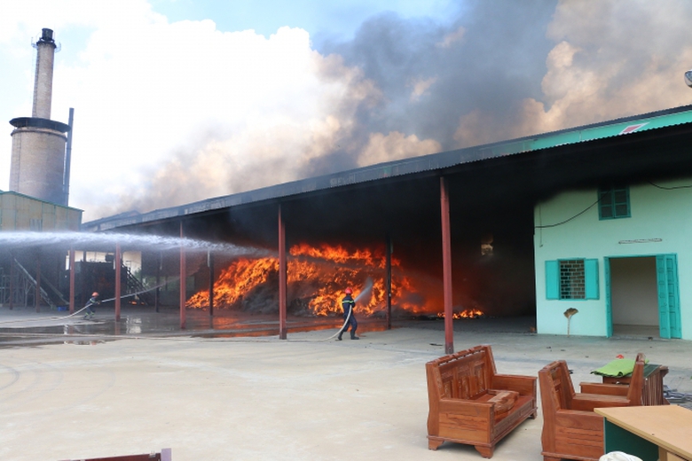 Ch&aacute;y- lớn- tại- nh&agrave;- m&aacute;y- xử- l&yacute;- r&aacute;c- thải.jpg2