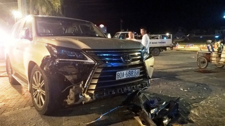 Xế -hộp- nổi- đi&ecirc;n- đ&acirc;m- h&agrave;ng- loạt- xe- m&aacute;y- 5- n