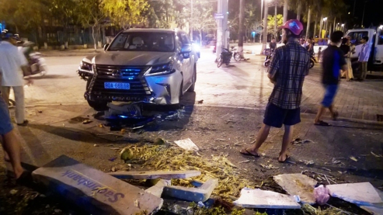 Xế -hộp- nổi- đi&ecirc;n- đ&acirc;m- h&agrave;ng- loạt- xe- m&aacute;y- 5- n