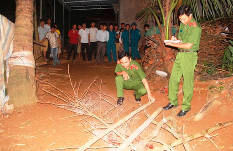 Đối- tượng- cầm- dao- s&aacute;t- hại- hai- ch&aacute;u- nhỏ- l-