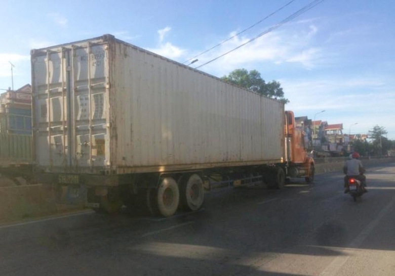 cụ-&ocirc;ng-tử-đi-xe-đạp-chết-thảm-dưới-gầm-xe-containe