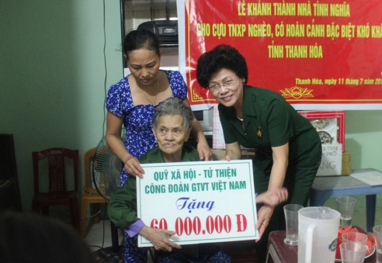 Trao -tặng- 2- nh&agrave;- t&igrave;nh- nghĩa- cho- cựu- TNXP- ở