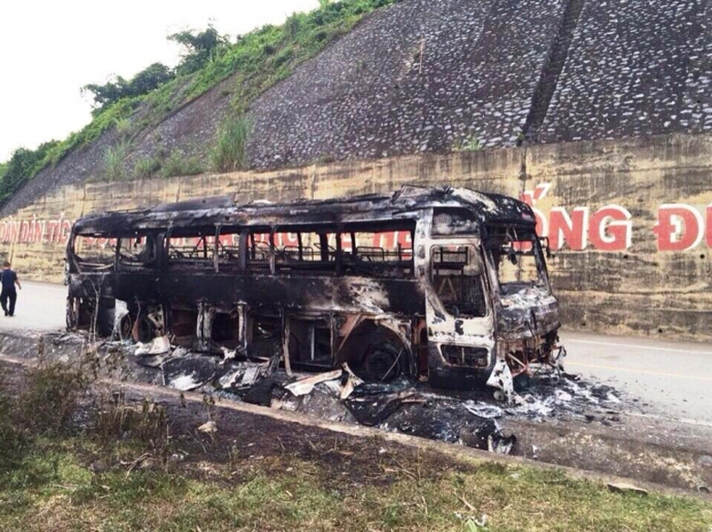 xe-kh&aacute;ch-biển-số-L&agrave;o-ch&aacute;y-trơ-khung-tr&ecirc;n-đường-Hồ 