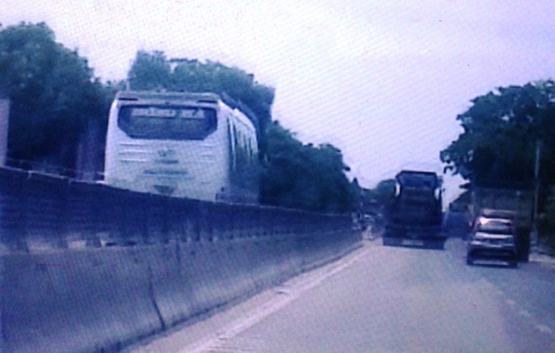 XE-kh&aacute;ch-chạy-ngược-chiều