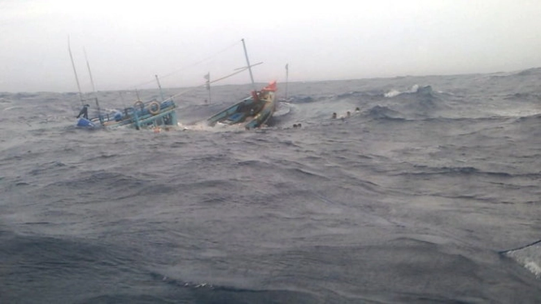 cứu-7-nggw-d&acirc;n-găp-nạn-tr&ecirc;n-biển