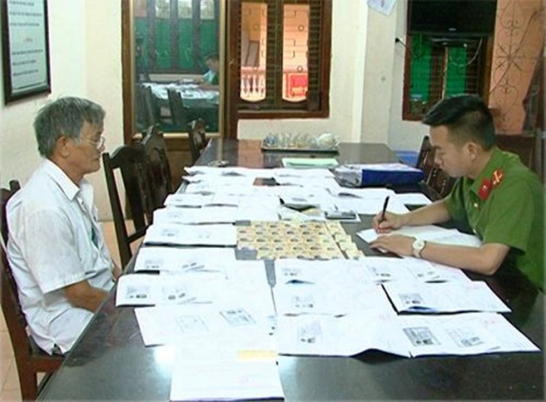 Thu- giữ- nhiều- GPLX- v&agrave;- hồ- sơ- l&aacute;i- xe- giả.jp