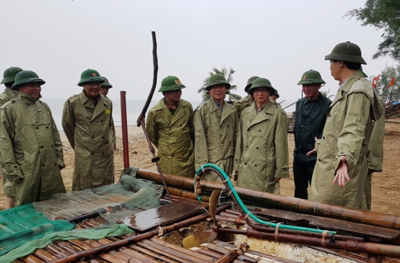 Ph&oacute; -Thủ- tướng -Vũ- Đức- Đam- k&eacute;o- b&egrave;- gi&uacute;p- d&acirc;n-