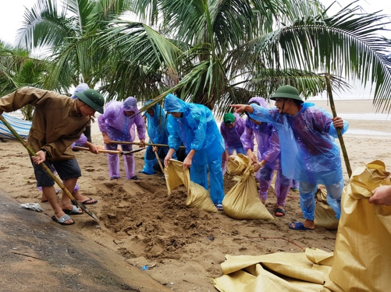 Ph&oacute; -Thủ- tướng -Vũ- Đức- Đam- k&eacute;o- b&egrave;- gi&uacute;p- d&acirc;n-