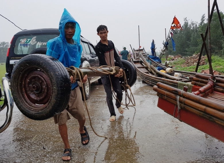 Ph&oacute; -Thủ- tướng -Vũ- Đức- Đam- k&eacute;o- b&egrave;- gi&uacute;p- d&acirc;n-