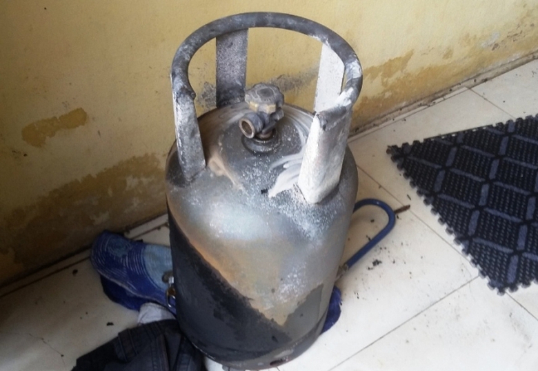 B&igrave;nh- gas- ph&aacute;t- hỏa,- người- đ&agrave;n- &ocirc;ng- ch&aacute;y- như-