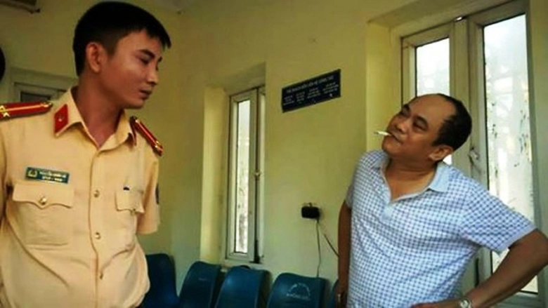 Ph&oacute;ng- vi&ecirc;n -rởm- g&acirc;y- sự- trước- cổng- ủy- ban -t