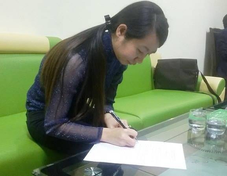 c&ocirc;-gi&aacute;o-mầm-non-đ&aacute;nh-b&eacute;-2-tuổi-th&acirc;m- t&iacute;m-đ&ugrave;i