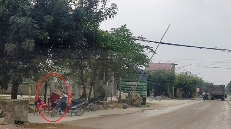 Ch&iacute;nh- quyền- x&atilde; lậ-p barie- thu- tiền- xe- tải- đ