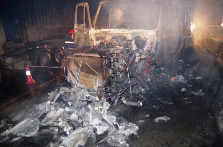 Container- bốc -ch&aacute;y- tr&ecirc;n -đường- thiệt -hại- 1- 