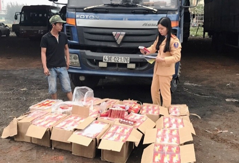 CSGT -Thanh- H&oacute;a- bắt- xe- tải- vận- chuyển -tr&aacute;i-