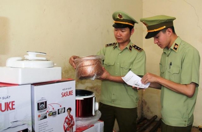 Bắt- giữ- nhiều- h&agrave;ng- h&oacute;a- kh&ocirc;ng- tem- nh&atilde;n- tại-