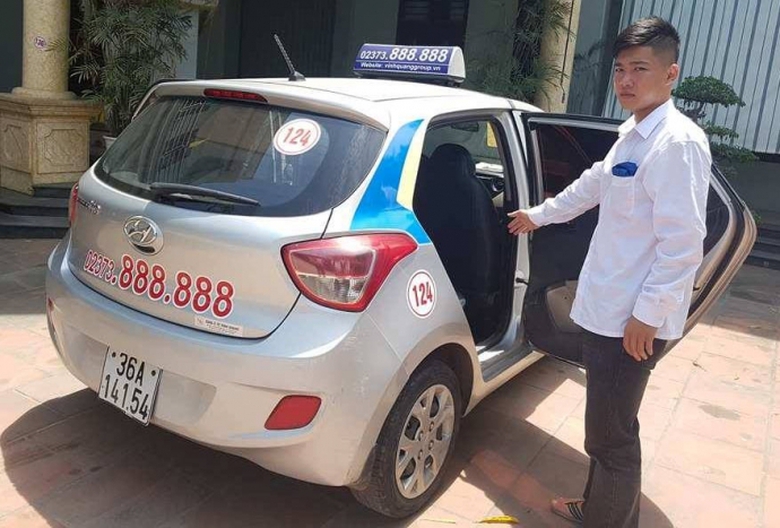 T&agrave;i- xế- xe- taxi- bung- cửa- chở- người- đi- cấp-