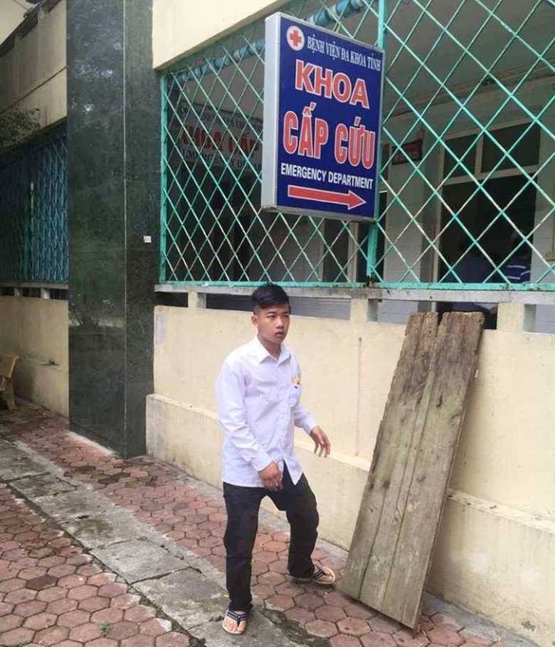 T&agrave;i- xế- xe- taxi- bung- cửa- chở- người- đi- cấp-