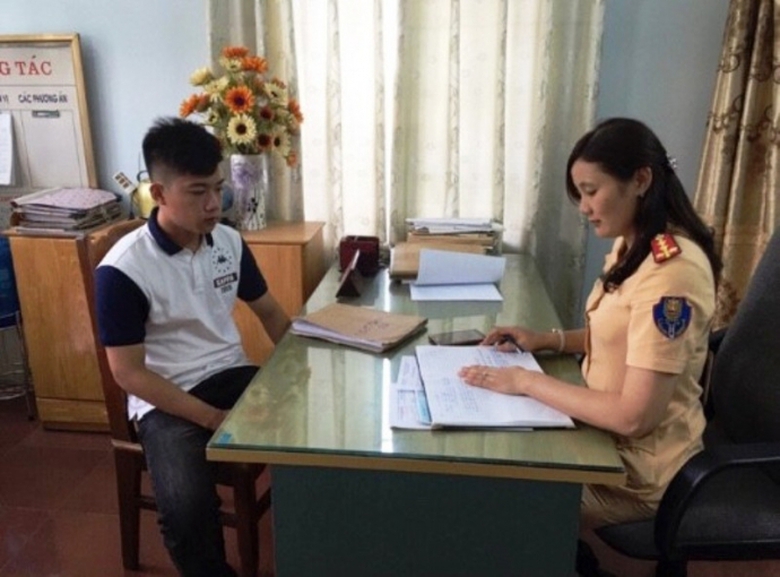 T&agrave;i- xế -taxi- bung- cửa- chở- đi- cấp- cứu -đ&atilde; -t