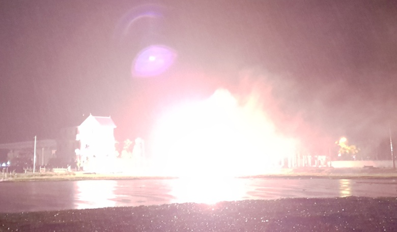 video cột điện-bốc-ch&aacute;y-ng&ugrave;n-ngụt-giữa-trời-mưa