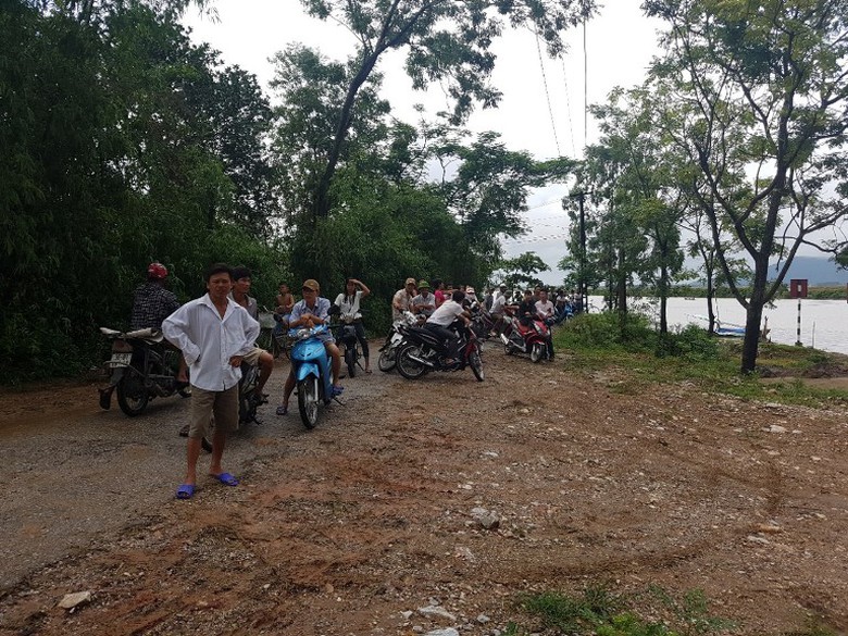 Rất đ&ocirc;ng người d&acirc;n bị mắc kẹt v&igrave; cầu bị sập