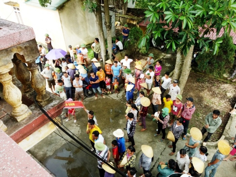 phản đối- s&aacute;t-nhaaph-trường-học-ở-Thanh-H&oacute;a (2)