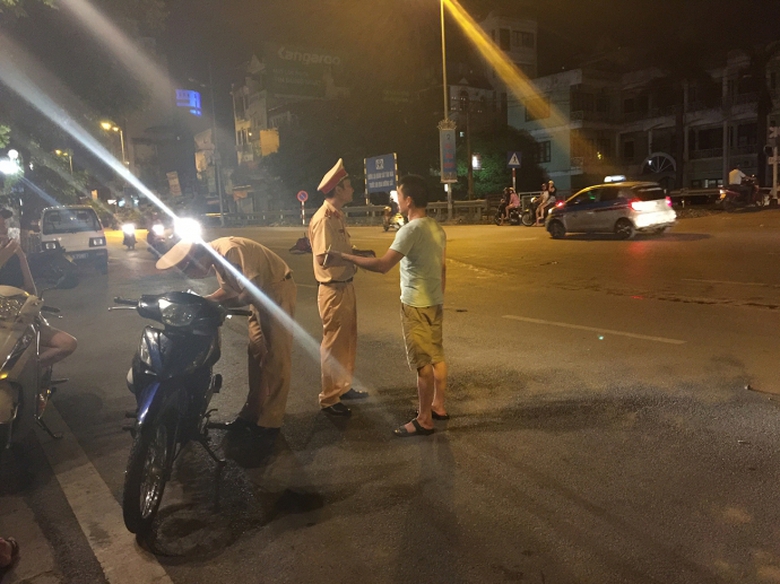 4 c&aacute;c lực lượng chức năng kh&aacute;m nghiệm hiện trường.