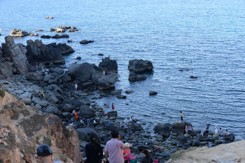 2 Những phiến đá trải dài, lớn, nhỏ, đen như nhữn