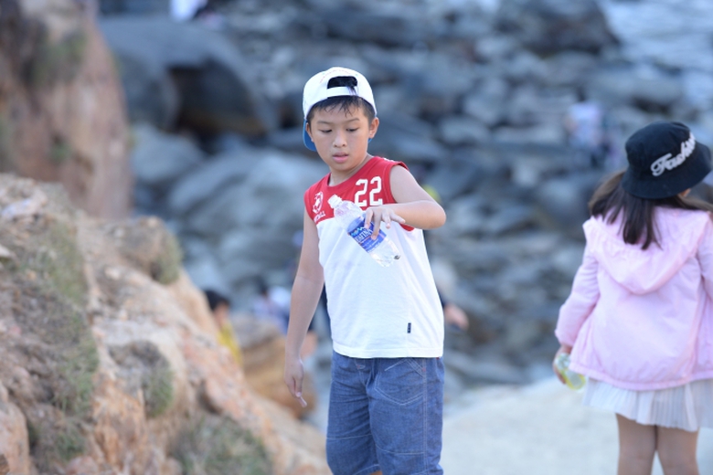 9Các cháu nhỏ thích thú với chú ốc nhỏ, sản phẩm c