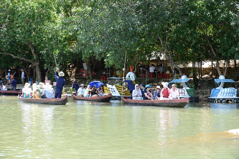 5Hai b&ecirc;n bờ s&ocirc;ng c&oacute; nh&agrave; h&agrave;ng, qu&aacute;n ăn, khu nghỉ ng