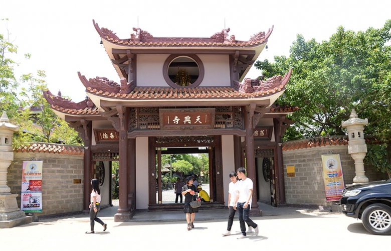 1Cổng dẫn v&agrave;o ch&ugrave;a Thi&ecirc;n Hưng.