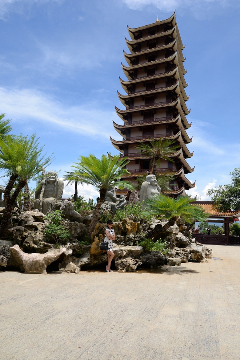 9 Th&aacute;p chu&ocirc;ng 12 tầng đang được ho&agrave;n thiện.